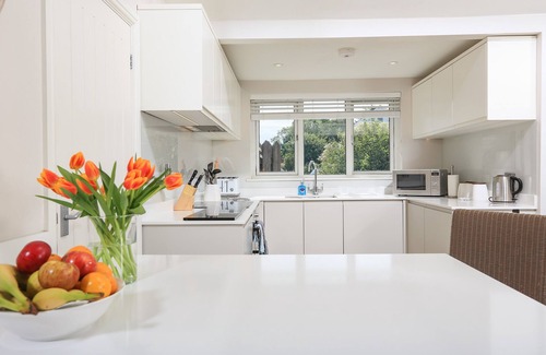 Bugford Cottage | KEEPERS LODGE, HILLFIELD VILLAGE, family friendly in Dartmouth