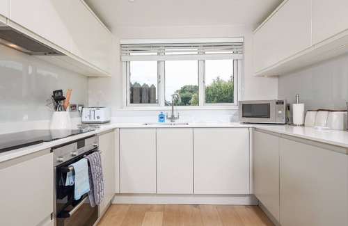 Bugford Cottage | KEEPERS LODGE, HILLFIELD VILLAGE, family friendly in Dartmouth