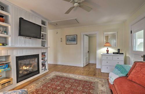 Kennebunk House | Kennebunk Cottage with Yard Less Than 1 Mi to Beach!