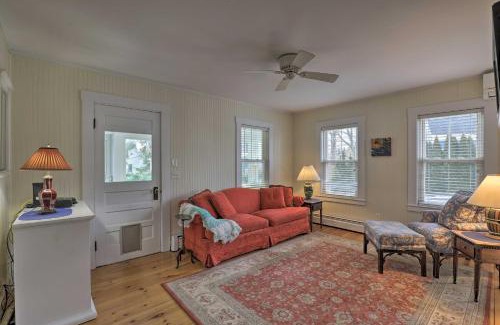 Kennebunk House | Kennebunk Cottage with Yard Less Than 1 Mi to Beach!