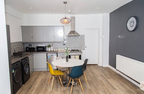 Nottingham House | KENSINGTON HOUSE: A Contemporary House/Perfect for groups/Close to City Centre