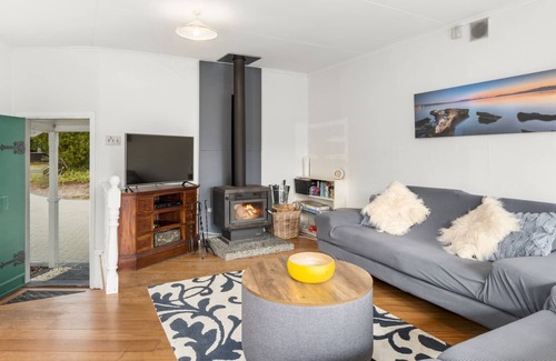 Richmond Heights House | Kererū Lodge – Two Mile Bay Holiday Home