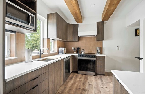 Kerns House | Kerns 6BR - New Spanish Style Group Stay