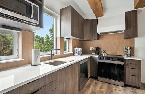 Kerns House | Kerns 6BR - New Spanish Style Group Stay