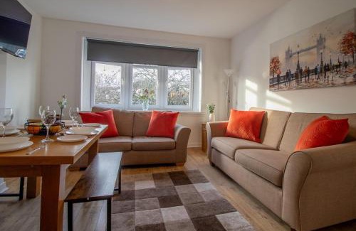 Hamilton Apartment | Kerr Apartment-Spacious 4-Bed Flat in Hamilton, Close to Glasgow