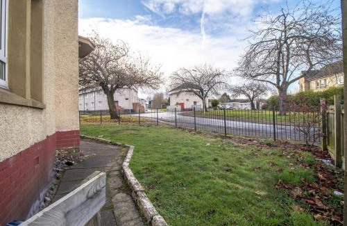 Hamilton Apartment | Kerr Apartment-Spacious 4-Bed Flat in Hamilton, Close to Glasgow