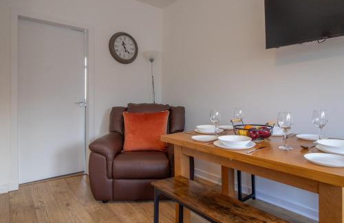 Hamilton Apartment | Kerr Apartment-Spacious 4-Bed Flat in Hamilton, Close to Glasgow