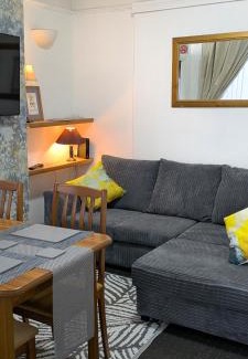 Kettering House | Kettering Town Vacations Free WiFi & Long stay with Shared Bathroom, lounge & kitchen Double & Single rooms available