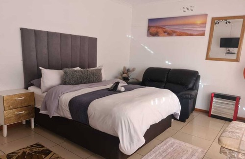 Greater Johannesburg Metropolitan Area Hotel | Khahiligi Investment Properties Guest