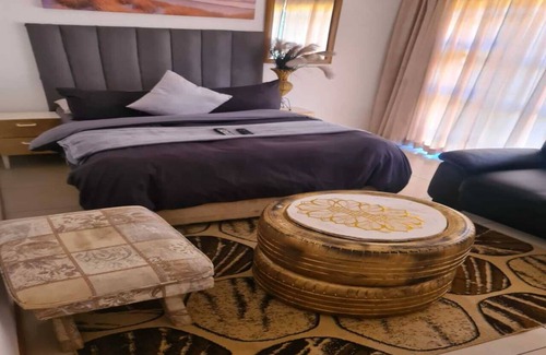 Greater Johannesburg Metropolitan Area Hotel | Khahiligi Investment Properties Guest