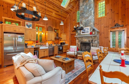 Old Fort Cottage | Kibbin | Pet-Friendly Luxury Stone Cottage on Creek