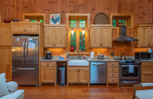 Old Fort Cottage | Kibbin | Pet-Friendly Luxury Stone Cottage on Creek