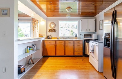 North Chattanooga Condo | Kid-friendly 3bd near downtown w. porch & kitchen