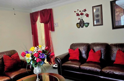 Snellville House | Kids Friendly 3b/2.5bts Hi- speed WiFi with stairs, Near shops and Restaurants.