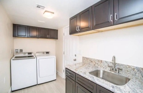 Villa Bonita Estates House | King Bed, 43" TV with a Private Bathroom