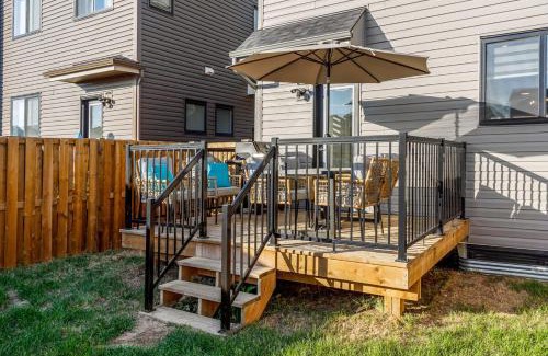 Southeast Calgary House | King Bed, AC, Fenced Yard, Family Friendly, 5 min South Health Campus