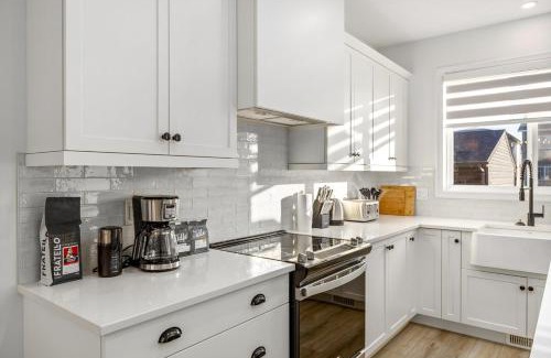 Southeast Calgary House | King Bed, AC, Fenced Yard, Family Friendly, 5 min South Health Campus