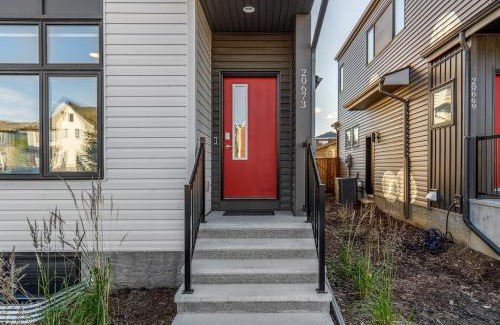 Southeast Calgary House | King Bed, AC, Fenced Yard, Family Friendly, 5 min South Health Campus