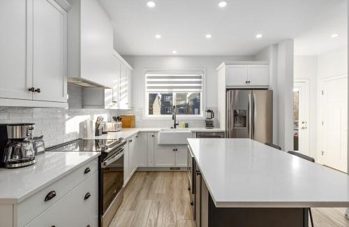 Southeast Calgary House | King Bed, AC, Fenced Yard, Family Friendly, 5 min South Health Campus