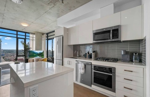 Connaught Condo | King Bed|AC |UG Park |DT Views |Mins to Saddledome