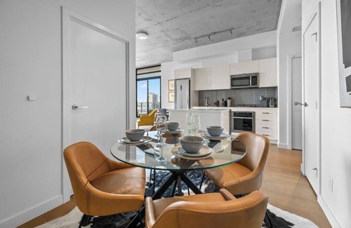 Connaught Condo | King Bed|AC |UG Park |DT Views |Mins to Saddledome