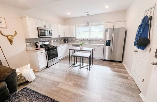 Cary House | King bed Crystal Lake Mchenry Cary Cozy