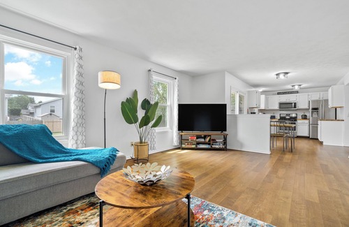 Rockford House | King bed+Deck+Fenced back yard+Pets welcome!