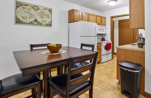 Wauwatosa Apartment | King Bed - FAST WiFi - Near Froedtert