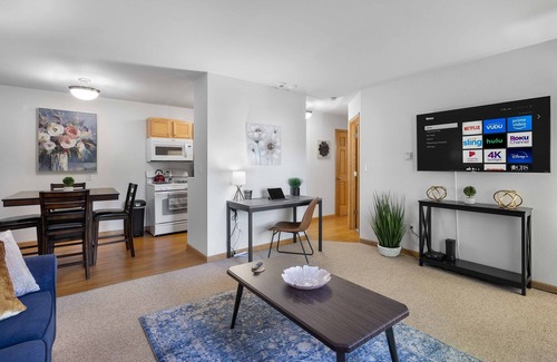 Wauwatosa Apartment | King Bed-FAST WiFi - Undrgrd Parking - Near Froedtert