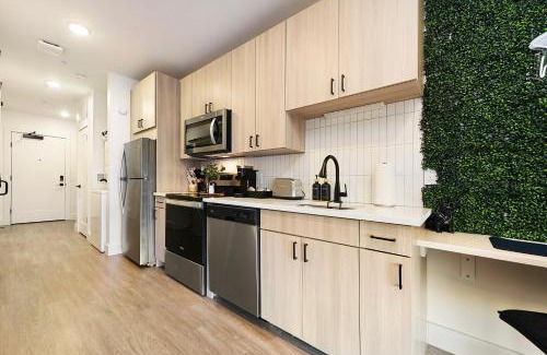 East Liberty Apartment | King Bed, Free Parking, Near UPMC, Pitt & CMU