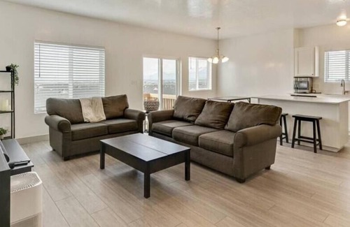 Spanish Fork House | King Bed| Full Kitchen!