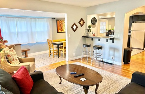 Warfleigh House | King Bed+Game Room+Parking+Broadripple+Restaurants