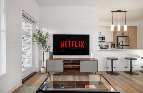 Springbank Hill House | King Bed » Garage » AC » Full Kitchen » 65`