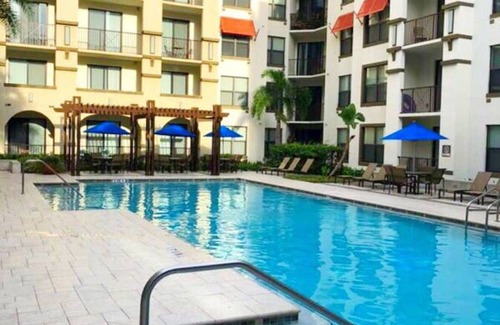 Carver City - Lincoln Gardens Apartment | KING Bed, Gym & Pool, Walk to Shopping/Food!