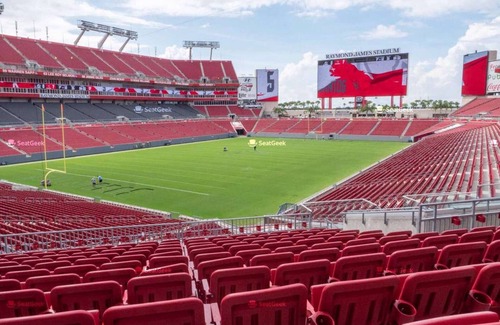 Carver City - Lincoln Gardens Apartment | KING Bed, Gym & Pool, Walk to Shopping/Food!