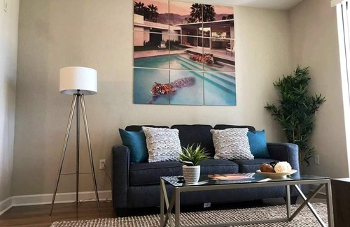 Carver City - Lincoln Gardens Apartment | KING Bed, Gym & Pool, Walk to Shopping/Food!