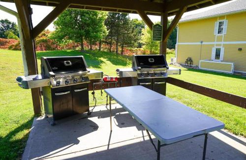 Oro-Medonte Apartment | King bed, Jacuzzi Suite with full kitchen