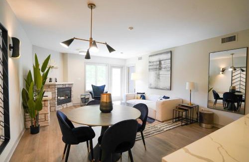 Oro-Medonte Apartment | King bed, Jacuzzi Suite with full kitchen