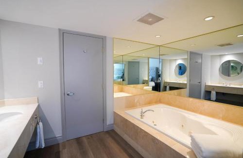 Oro-Medonte Apartment | King bed, Jacuzzi Suite with full kitchen