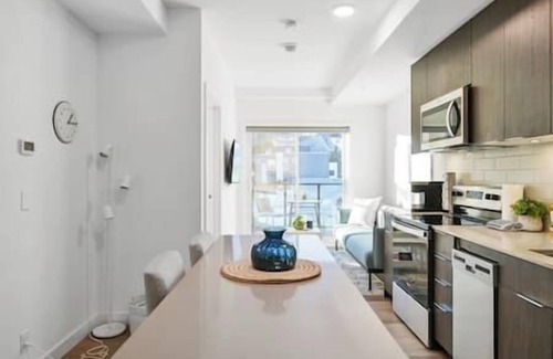 Crescent Heights Apartment | King Bed | Mins to Saddledome | Cgy Tower Views