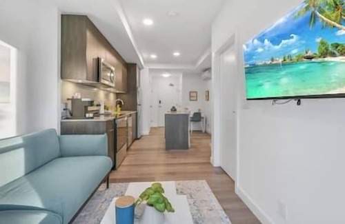 Crescent Heights Apartment | King Bed | Mins to Saddledome | Cgy Tower Views