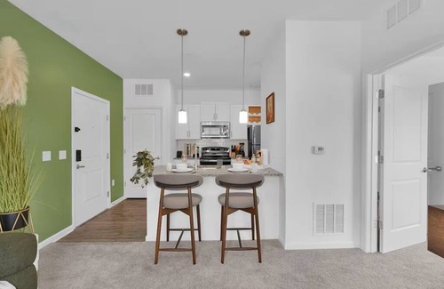 Doctors Inlet Apartment | KING BED/PVT Balcony/Fast Wifi/65 inch Tv/Pool+Gym