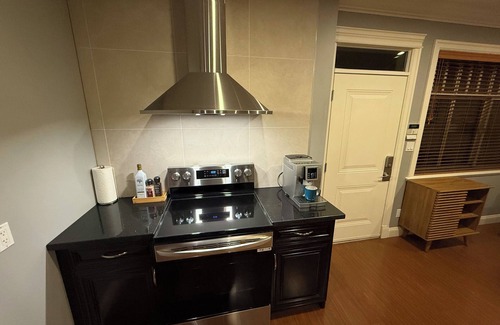 Arbutus Ridge House | King-bed Room1, SHARED Bathroom & Common Space