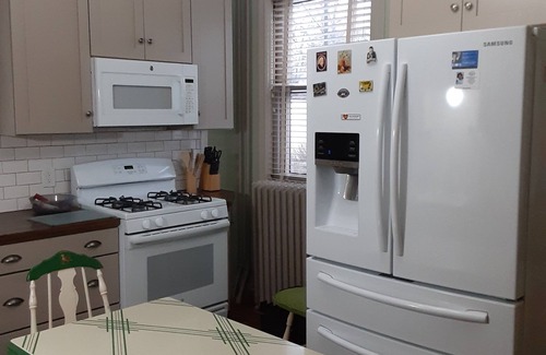 Downtown Toledo House | King Bed, Shared Bath, Sitting Room or Full-size Bed in Historic Victorian Inn