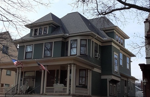 Downtown Toledo House | King Bed, Shared Bath, Sitting Room or Full-size Bed in Historic Victorian Inn