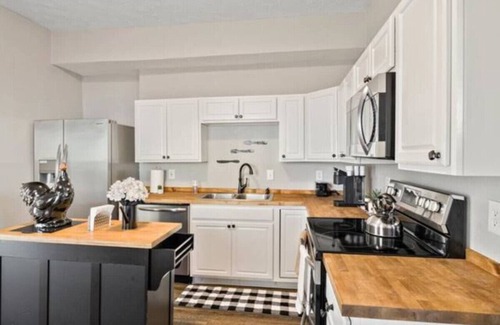 Fountain Square House | King Bed|Sleep 8|Baby|Fireplace|Laundry