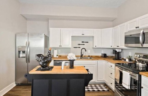 Fountain Square House | King Bed|Sleep 8|Baby|Fireplace|Laundry