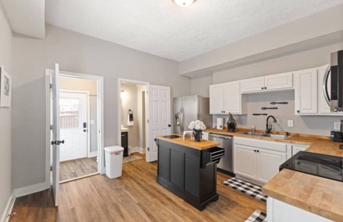 Fountain Square House | King Bed|Sleep 8|Baby|Fireplace|Laundry
