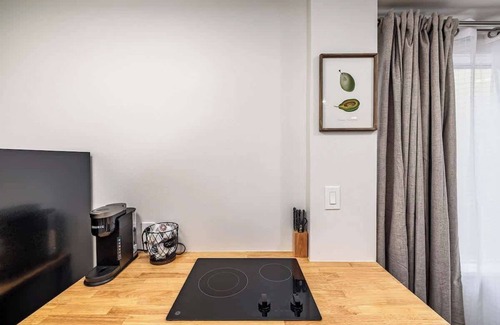 Downtown Anchorage Apartment | King Bed Studio-Downtown Getaway