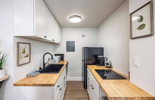 Downtown Anchorage Apartment | King Bed Studio-Downtown Getaway